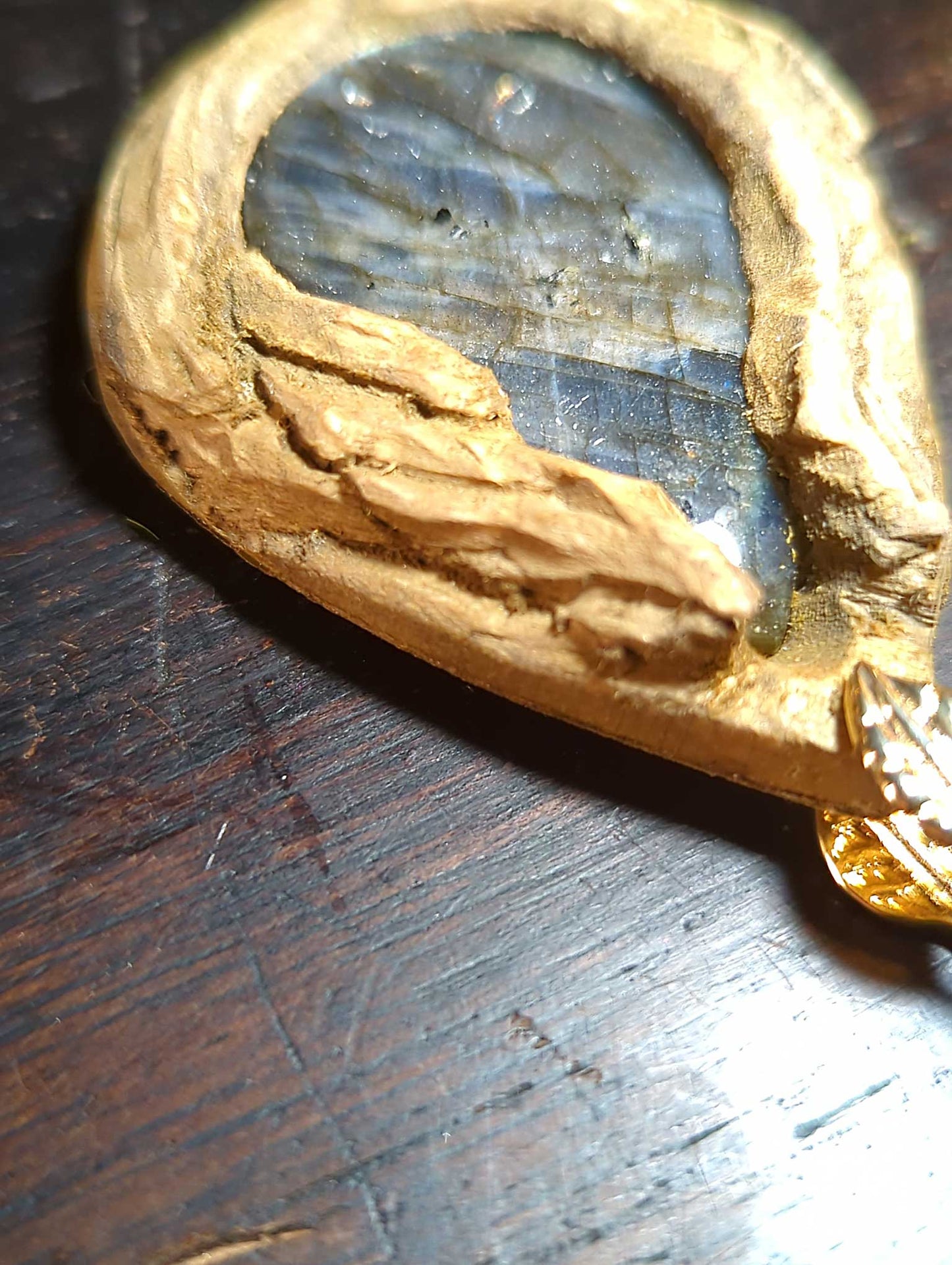 Talisman pendentif Labradorite bleue et bois gravé