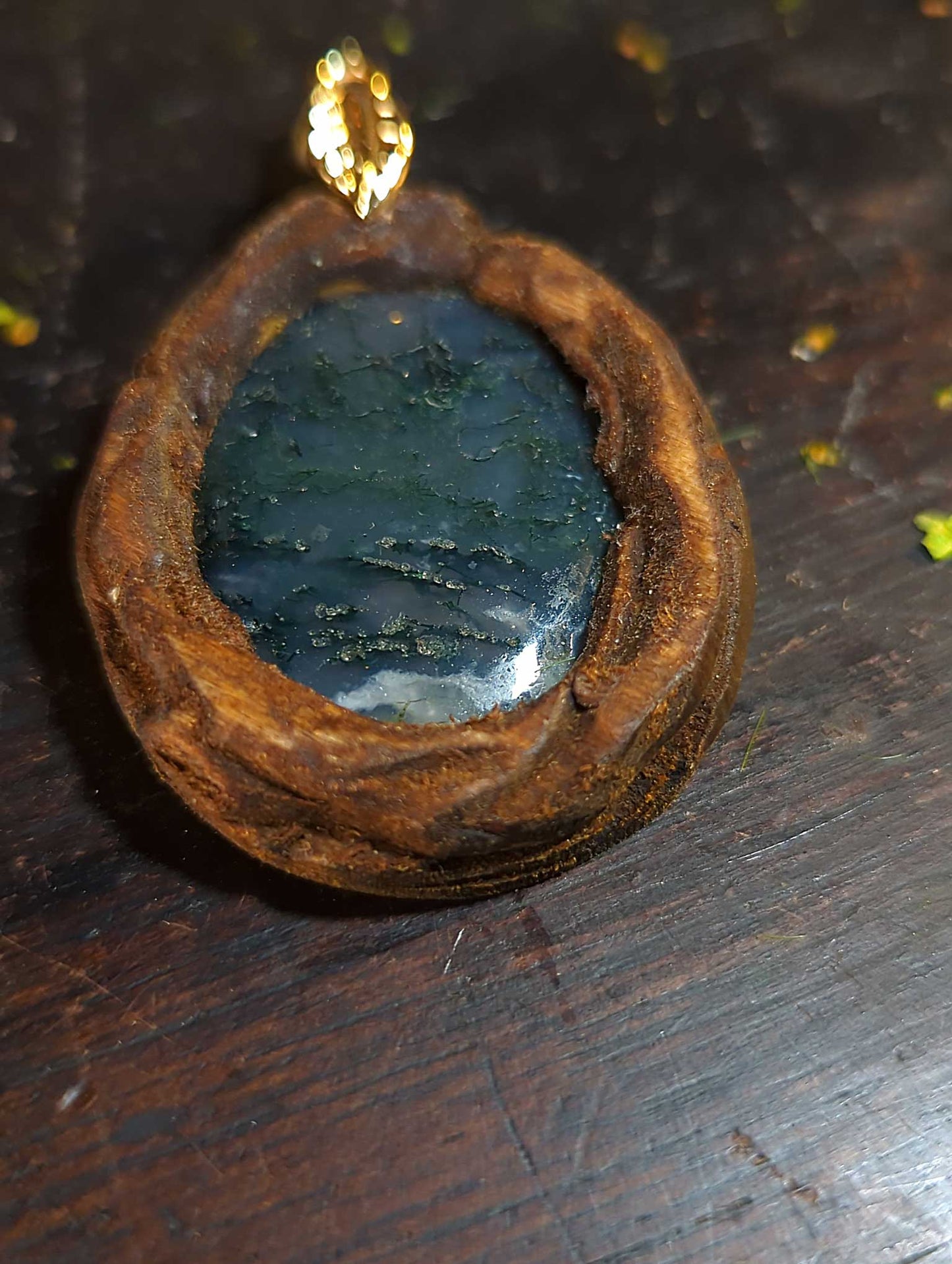 Talisman pendentif Agate mousse et bois gravé