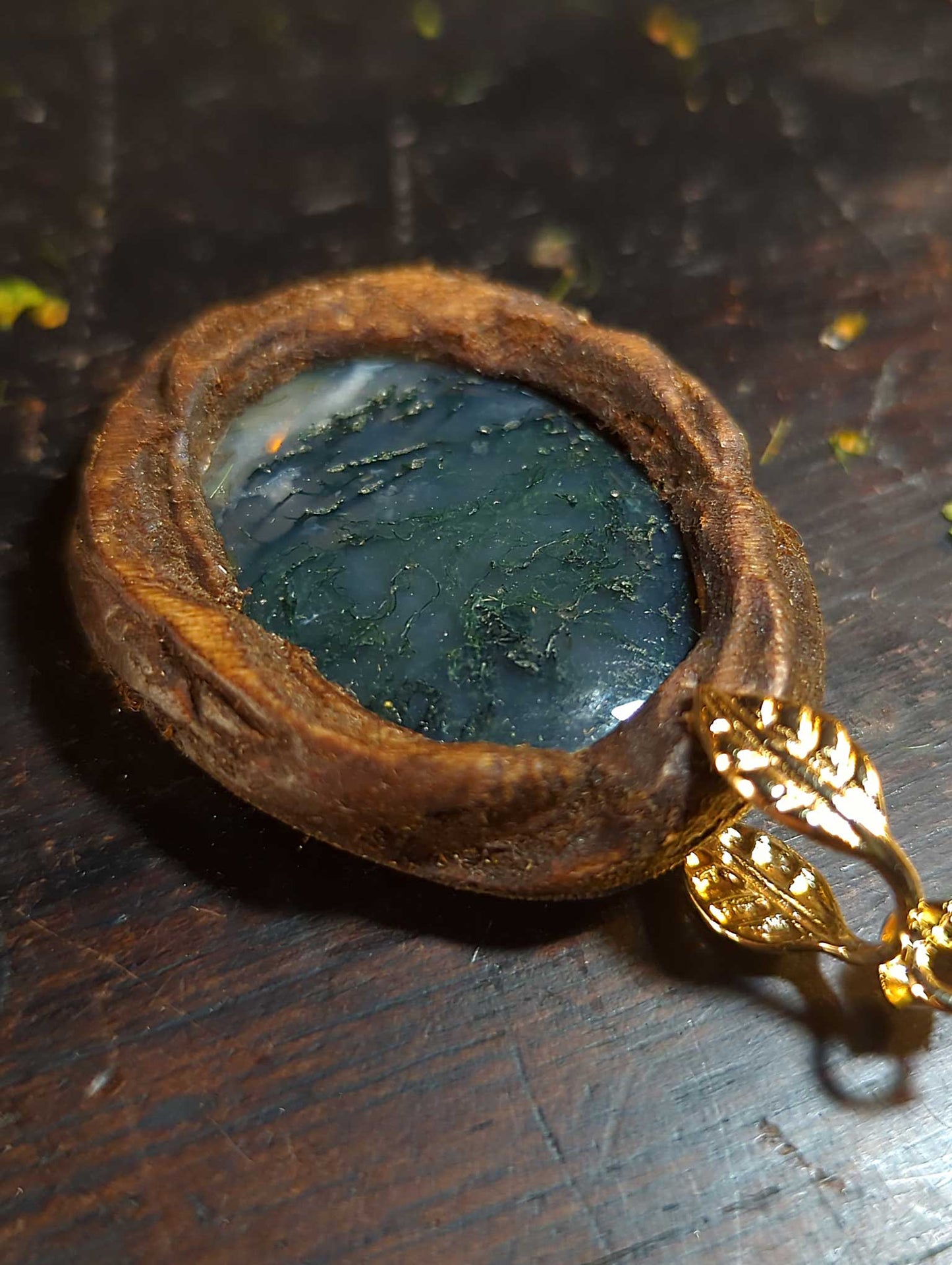 Talisman pendentif Agate mousse et bois gravé