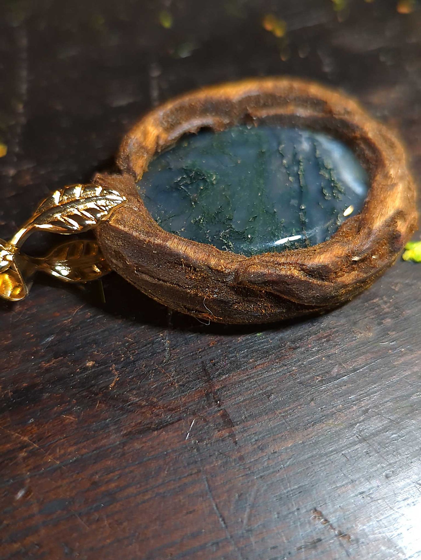 Talisman pendentif Agate mousse et bois gravé