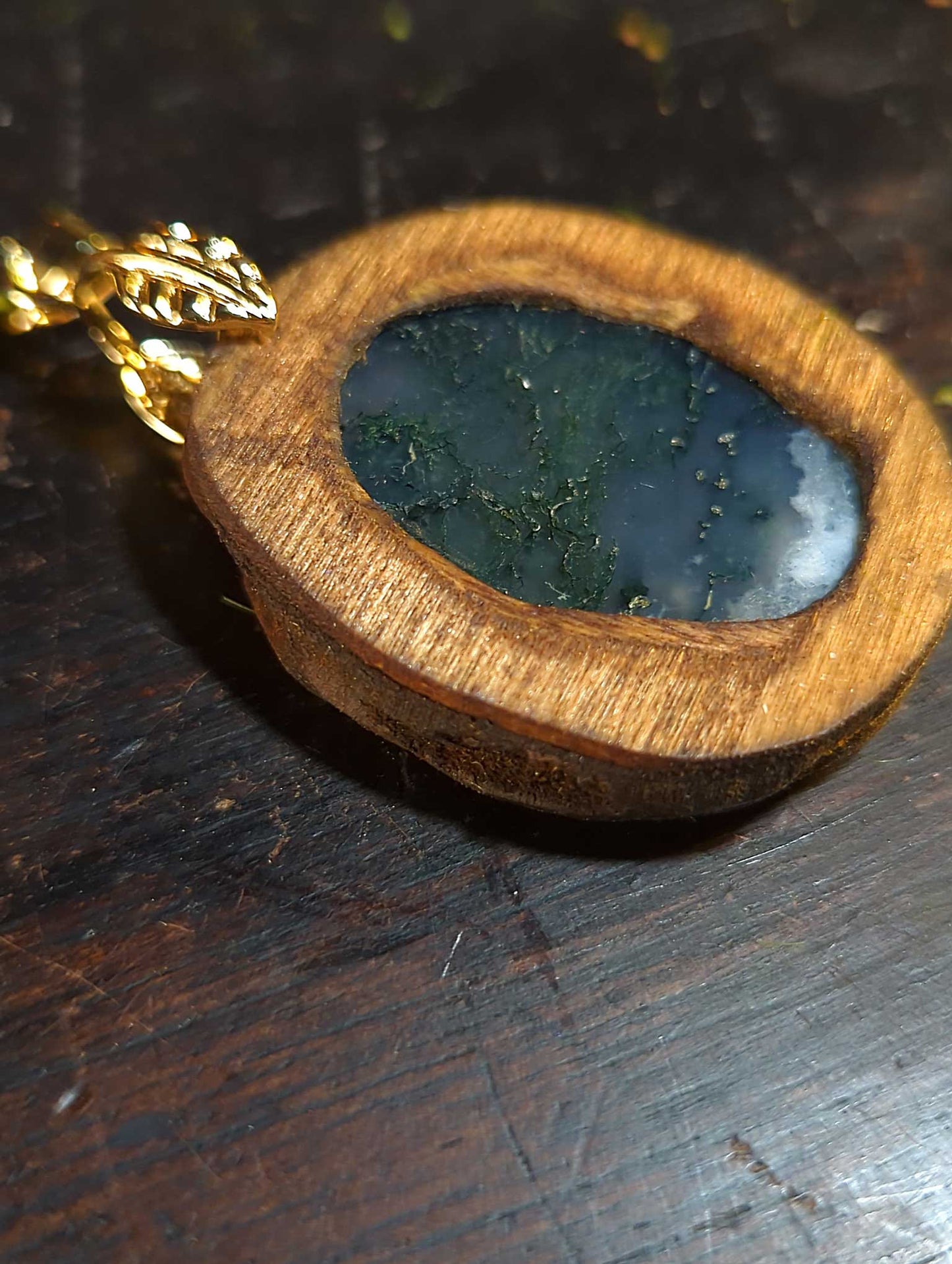 Talisman pendentif Agate mousse et bois gravé