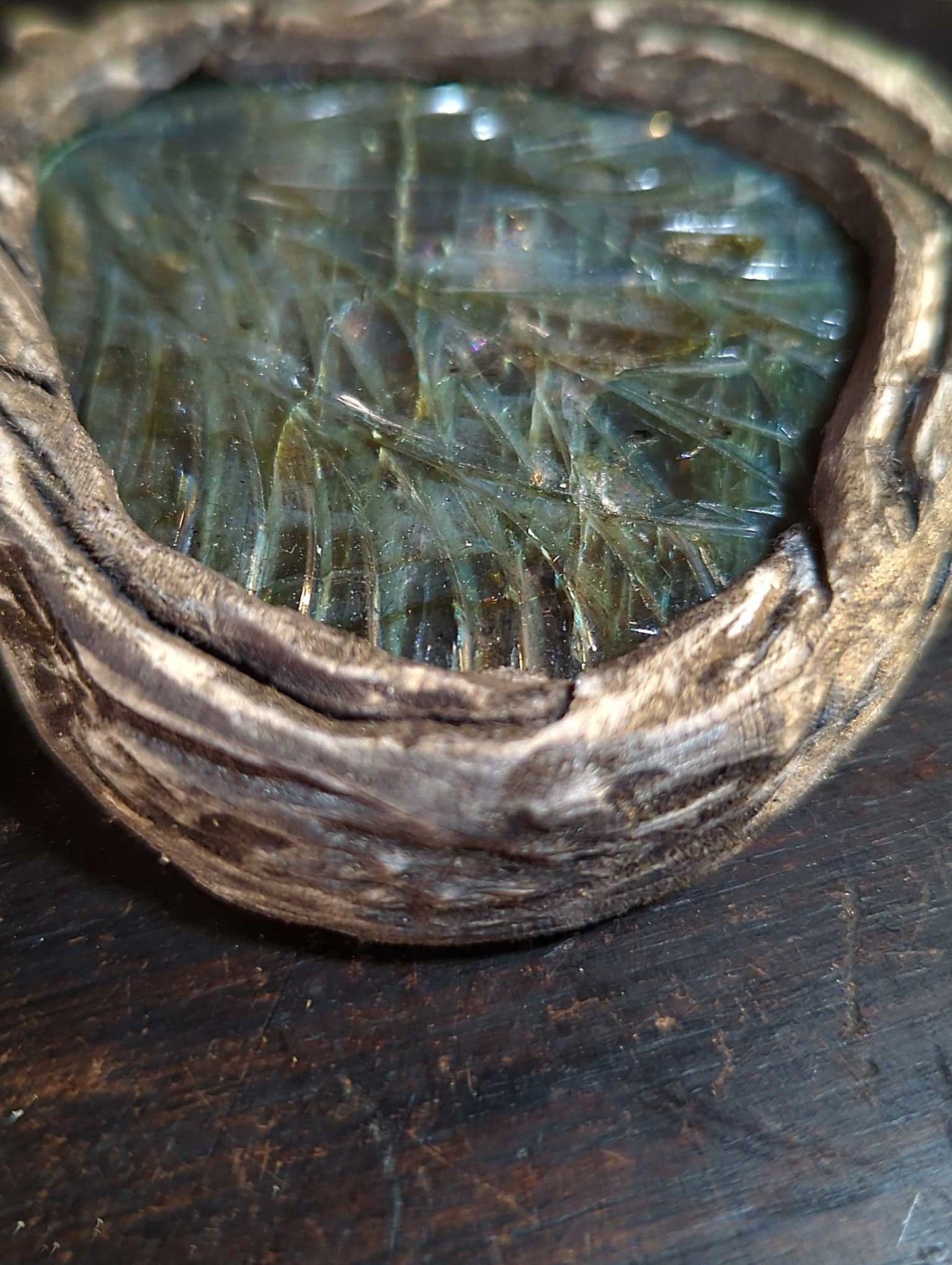 Talisman pendentif Labradorite et bois gravé