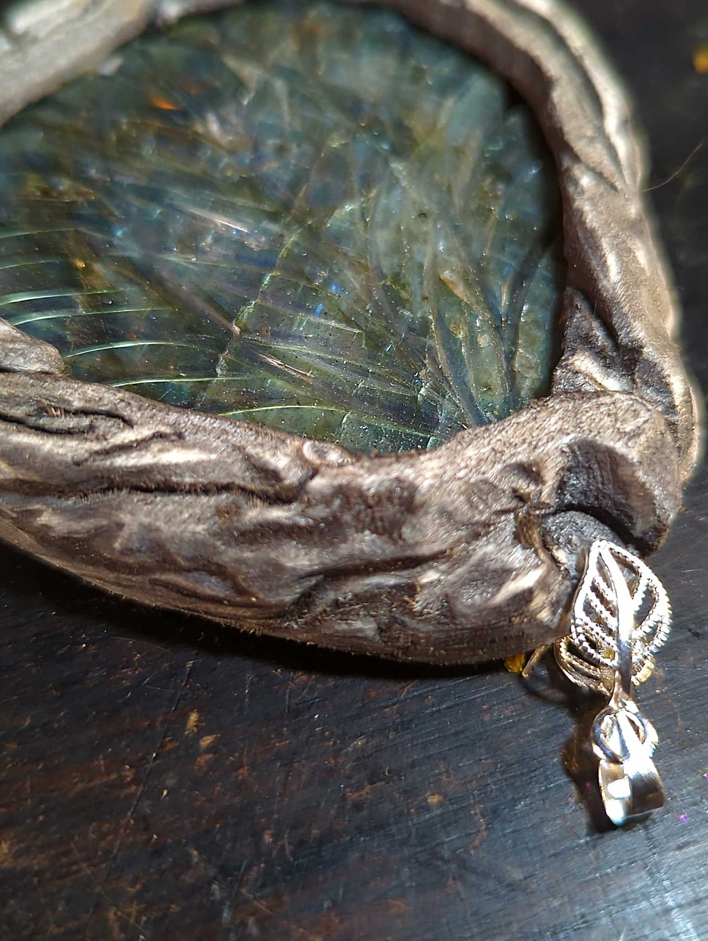 Talisman pendentif Labradorite et bois gravé