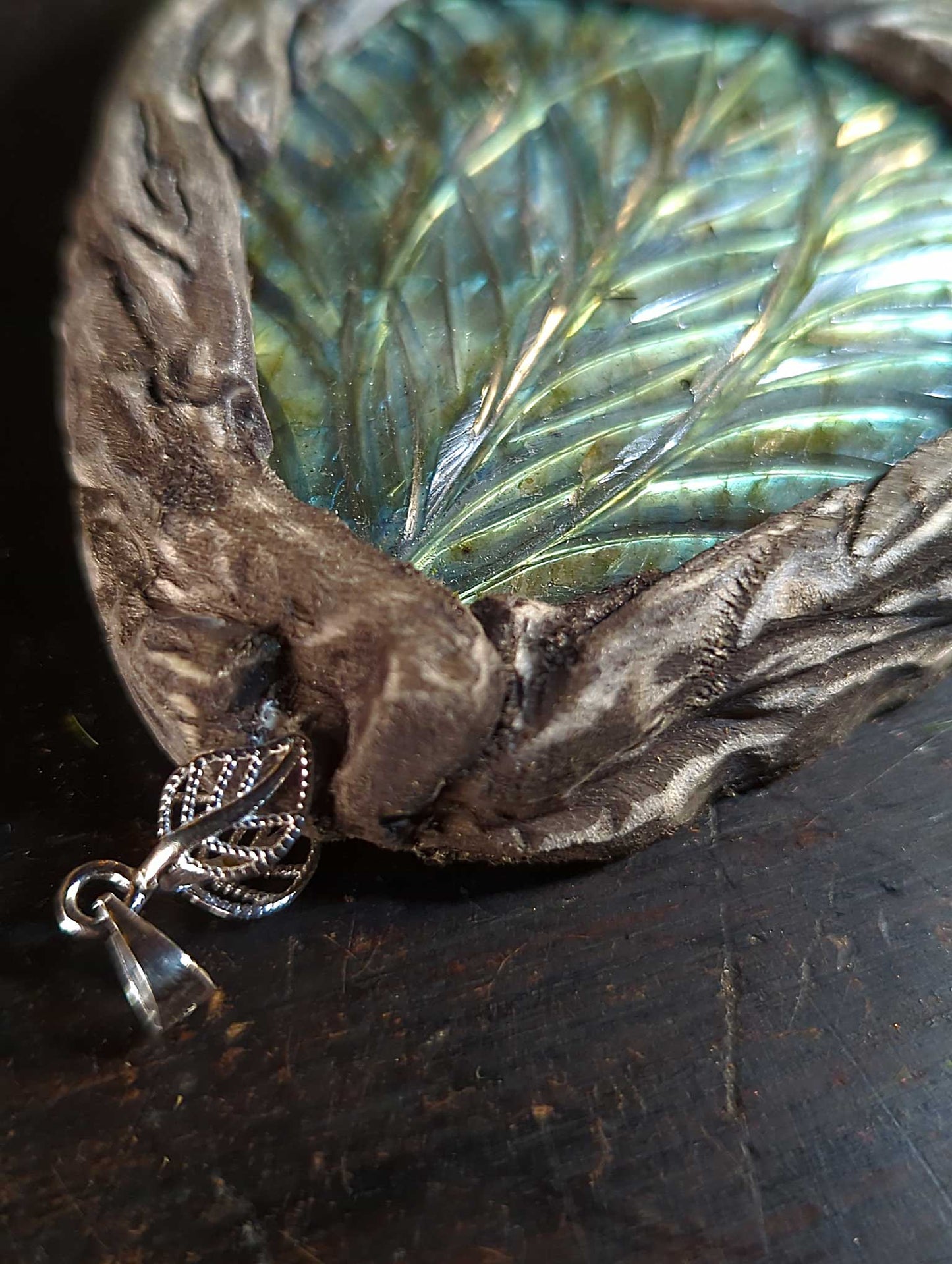 Talisman pendentif Labradorite et bois gravé