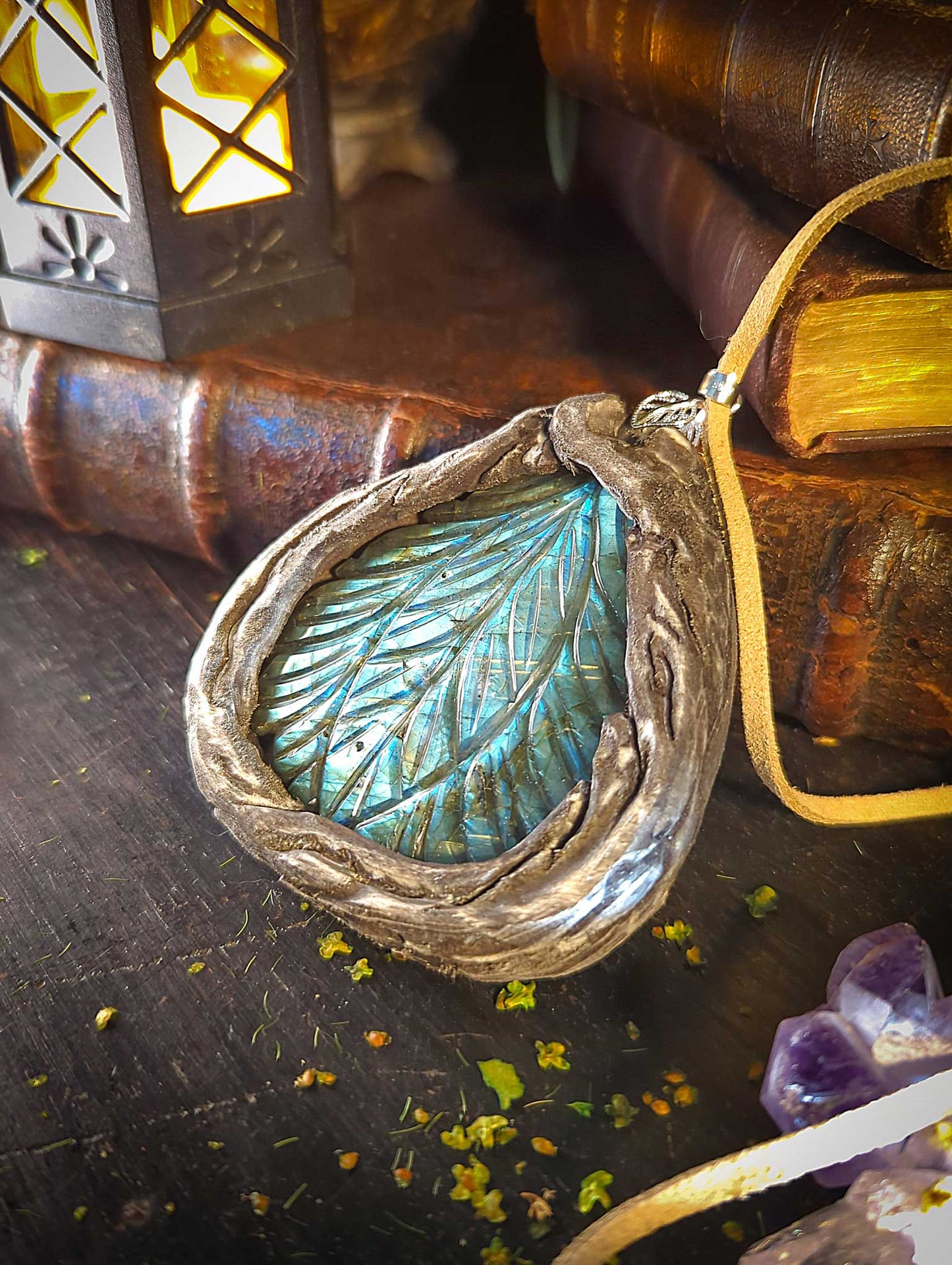 Talisman pendentif Labradorite et bois gravé