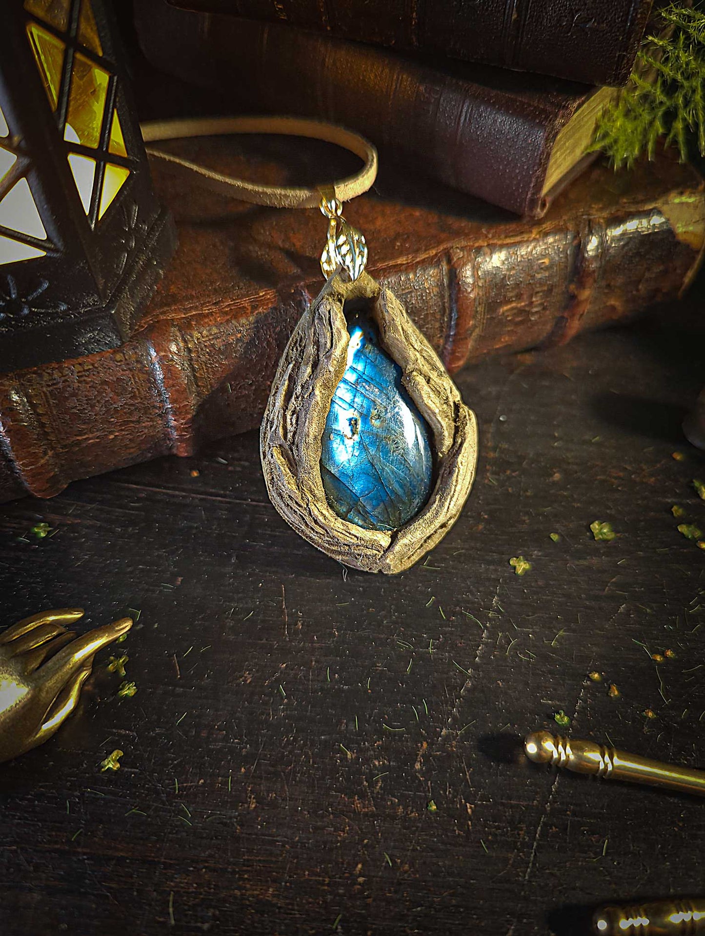 Talisman pendentif Labradorite bleue et bois gravé