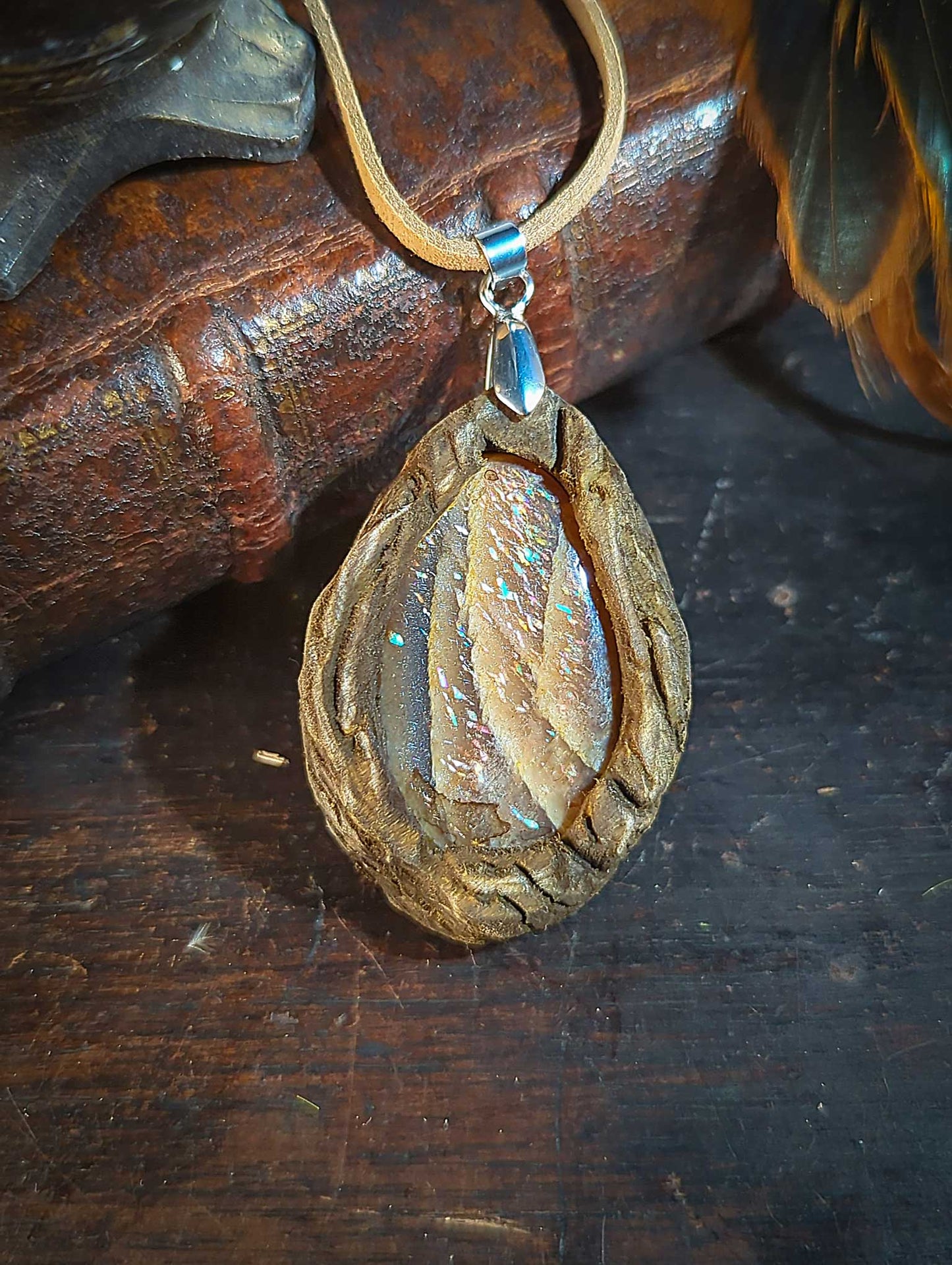 Talisman pendentif Pierre de soleil et bois gravé