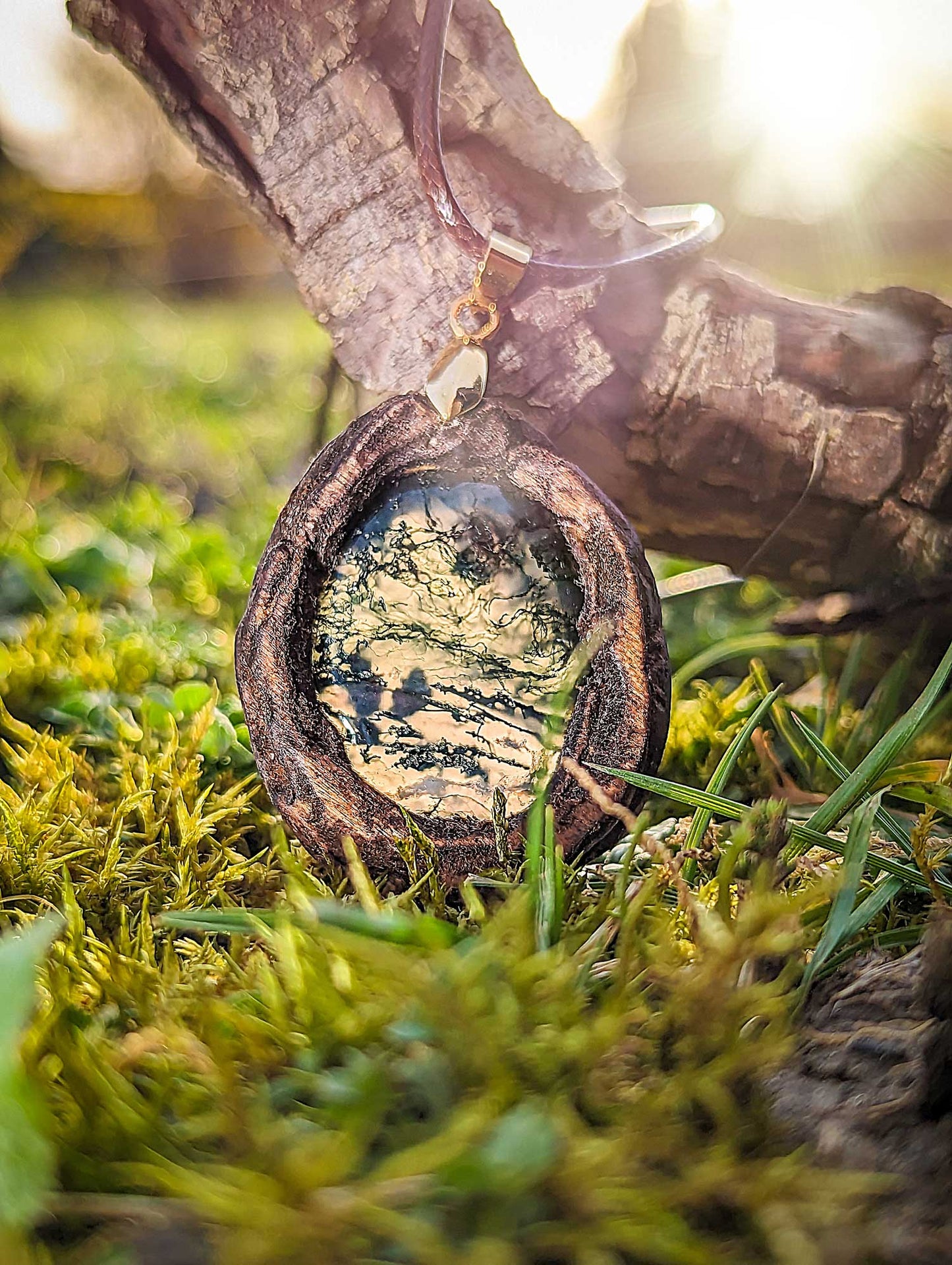 Talisman pendentif Agate mousse et bois gravé